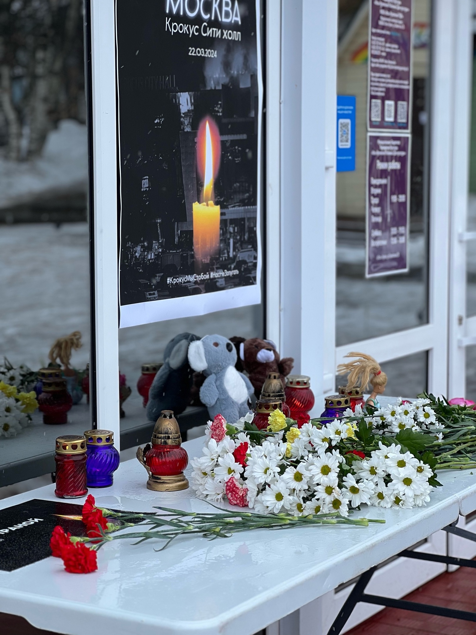 В Усть-Куломском районе возложили цветы и зажгли лампады в память о жертвах теракта в &quot;Крокус Сити Холле&quot;.