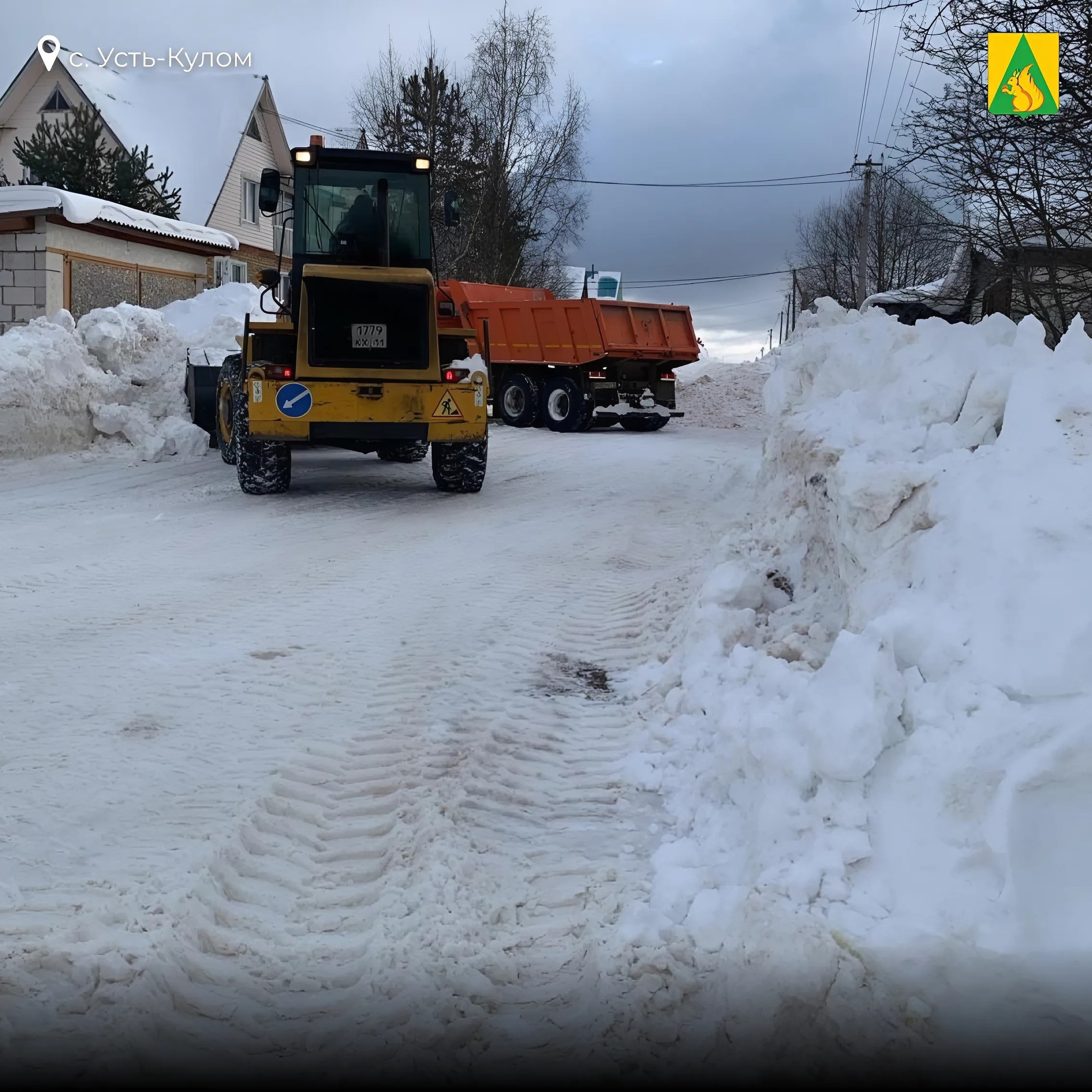 Вчера в селе Усть-Кулом по улице Строителей была проведена расчистка и расширение дороги от снега.