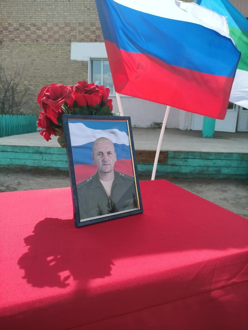 В поселке Югыдъяг прошла церемония отдания воинских почестей гвардии рядовому Мисюре Игорю Васильевичу, погибшему при исполнении воинского долга в ходе специальной военной операции..