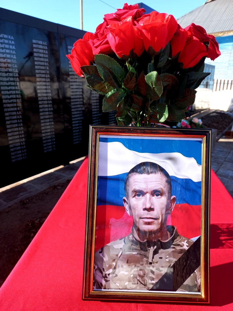 Жители Усть-Куломского района простились с земляком, гвардии младшим сержантом Казминовым Юрием Александровичем, героически погибшим при исполнении обязанностей военной службы.