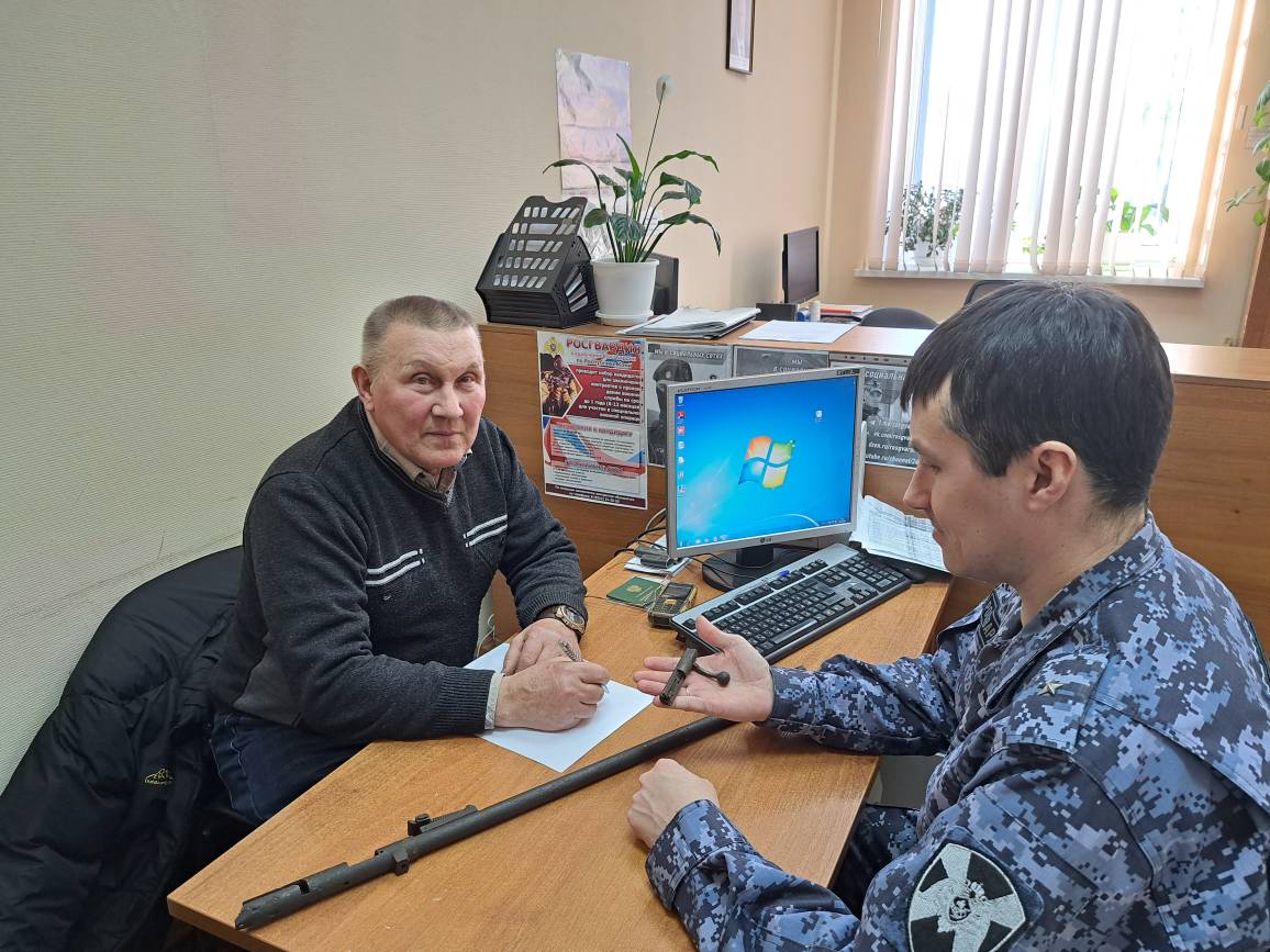 Порядок добровольной сдачи незаконно хранящегося у них оружия, боеприпасов и взрывчатых веществ.