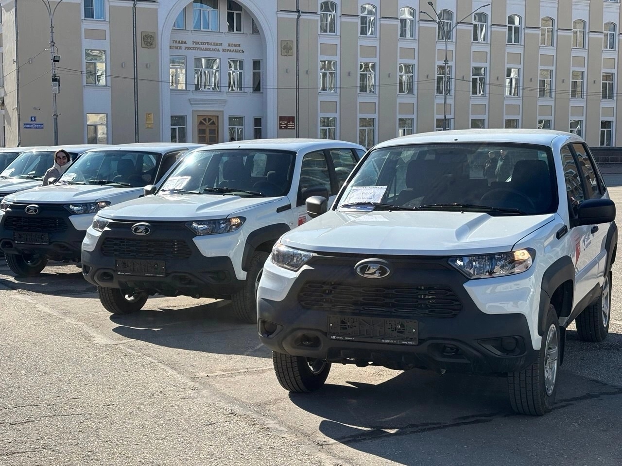 Усть-Куломская центральная районная больница получила два новых санитарных автомобиля.