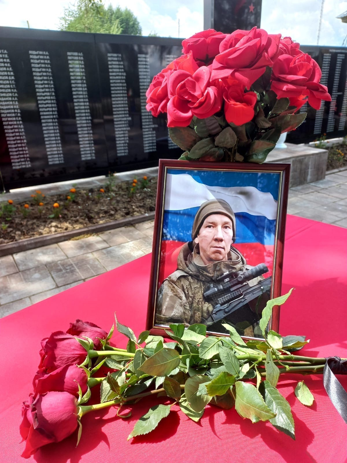Жители Усть-Куломского района в последний путь проводили своего земляка - рядового Попова Ивана Евгеньевича, погибшего при исполнении воинского долга в ходе специальной военной операции..