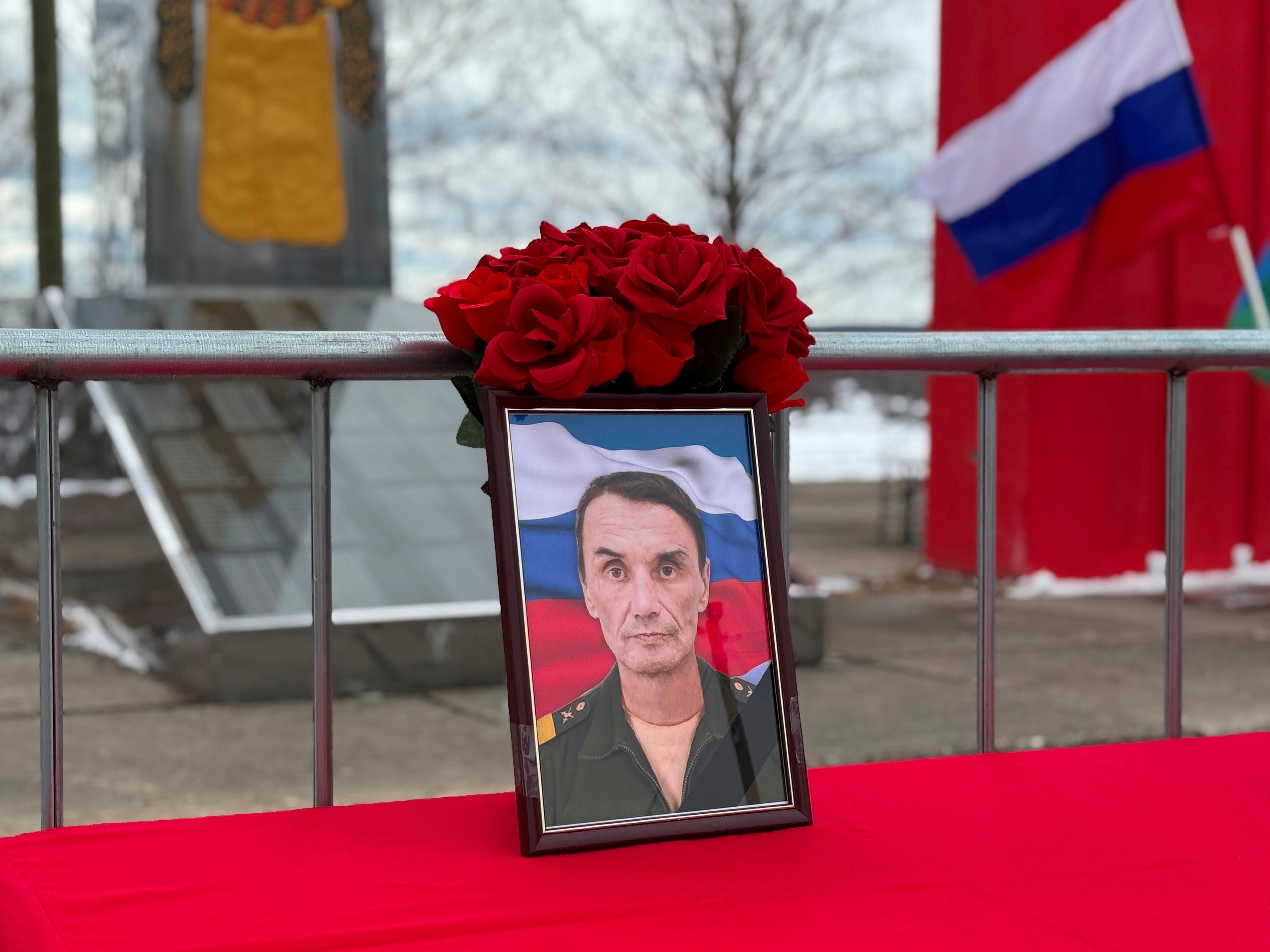 Сегодня жители Усть-Куломского в последний путь проводили своего земляка - старшего сержанта Лебедева Владимира Львовича, погибшего при исполнении воинского долга в ходе специальной военной операции..