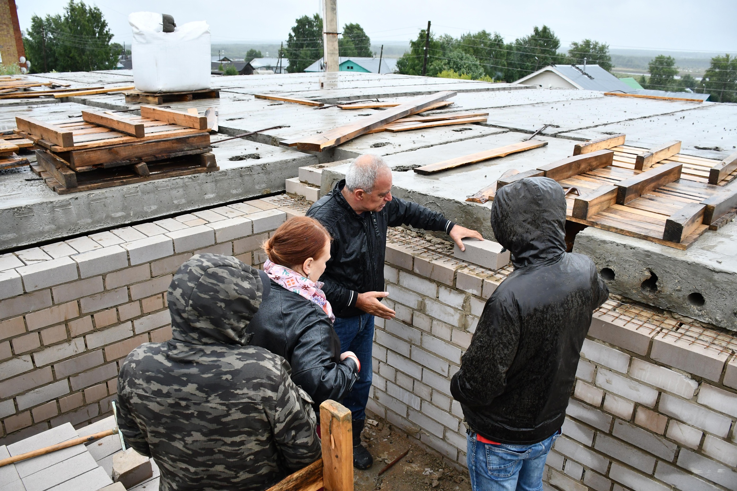 Продолжается строительство второго многоквартирного дома по ул.Центральная в с.Усть-Кулом .