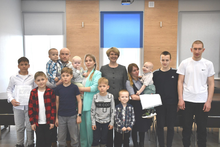 Двум многодетным семьям Усть-Куломского района, каждая из которых воспитывает семь детей, вручили сертификаты о единовременной выплате на строительство или приобретение жилья. Двум многодетным семьям Усть-Куломского района, каждая из которых воспитывает семь детей, вручили сертификаты о единовременной выплате на строительство или приобретение жилья.