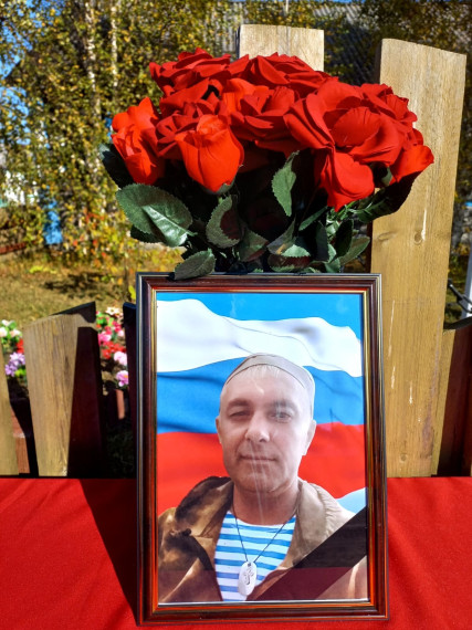 В п.Лопъювад прошла церемония отдания воинских почестей гвардии рядовому Паршукову Ивану Всеволодовичу, погибшему при исполнении воинского долга в ходе специальной военной операции на территории ЛНР, ДНР и Украины.. В п.Лопъювад прошла церемония отдания воинских почестей гвардии рядовому Паршукову Ивану Всеволодовичу, погибшему при исполнении воинского долга в ходе специальной военной операции на территории ЛНР, ДНР и Украины..
