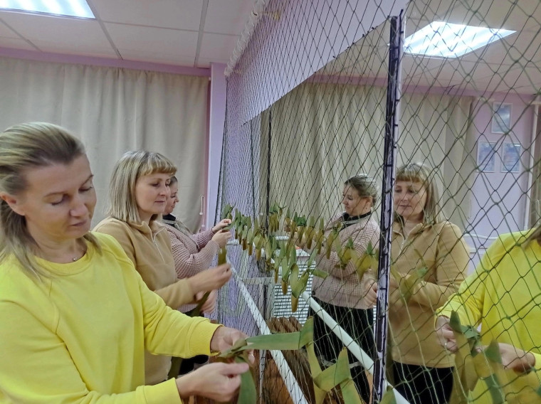 Коллектив педагогов Районного Дома Детского творчества, последовав примеру мастериц района, теперь тоже плетут маскировочную сеть. Коллектив педагогов Районного Дома Детского творчества, последовав примеру мастериц района, теперь тоже плетут маскировочную сеть.
