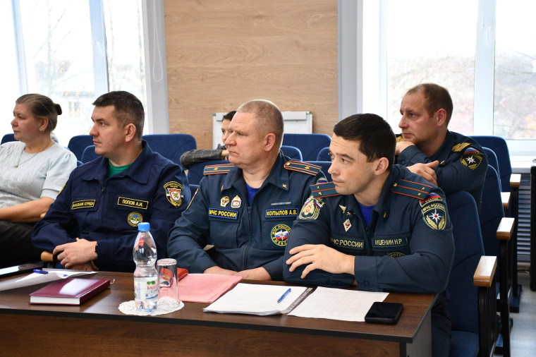 На заседании КЧС обсудили вопросы готовности района к осеннее-зимнему периоду. На заседании КЧС обсудили вопросы готовности района к осеннее-зимнему периоду.