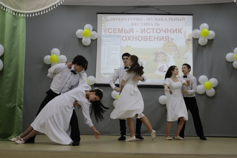 "Семья - источник вдохновения" - районный музыкально-литературный фестиваль прошел на сцене Усть-Куломской средней школы. "Семья - источник вдохновения" - районный музыкально-литературный фестиваль прошел на сцене Усть-Куломской средней школы.
