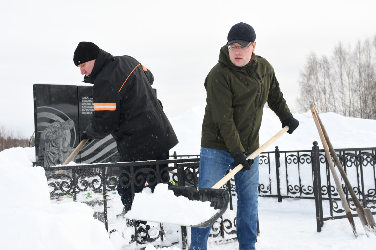 Члены местного отделения партии «Единая Россия» присоединились к уборке памятных знаков участникам Великой Отечественной войны в селе Носим и поселке Паспом. Члены местного отделения партии «Единая Россия» присоединились к уборке памятных знаков участникам Великой Отечественной войны в селе Носим и поселке Паспом.