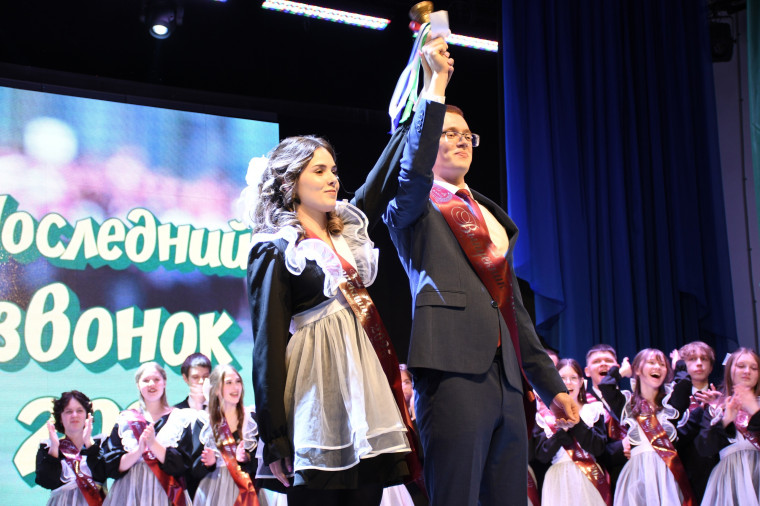«Последний звонок» прозвенел в Усть-Куломской средней школе. «Последний звонок» прозвенел в Усть-Куломской средней школе.