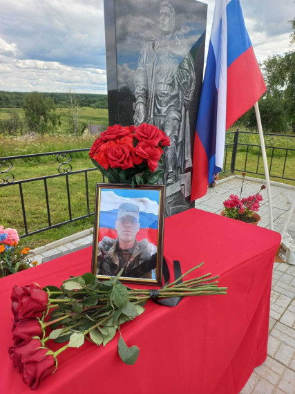 В селе Нижний Воч прошла церемония отдания воинских почестей рядовому Морохину Ивану Валериевичу, погибшему при исполнении воинского долга в ходе специальной военной операции.. В селе Нижний Воч прошла церемония отдания воинских почестей рядовому Морохину Ивану Валериевичу, погибшему при исполнении воинского долга в ходе специальной военной операции..