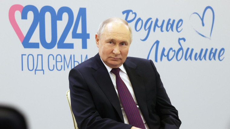 Президент России Владимир Путин подписал Указ «О мерах поддержки многодетных семей». Президент России Владимир Путин подписал Указ «О мерах поддержки многодетных семей».